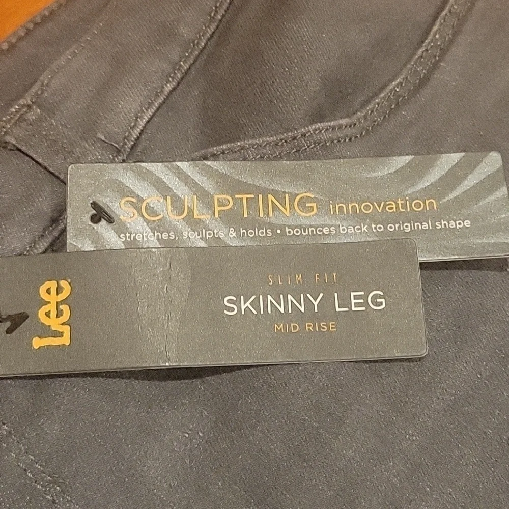 LEE NWT Scultping Skinny Mid Rise Jeans sz 16
